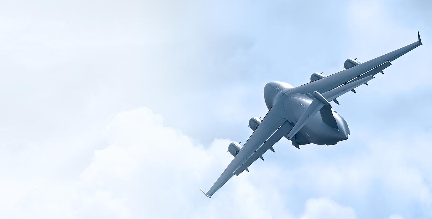 一架C-17飞机起飞进入云层